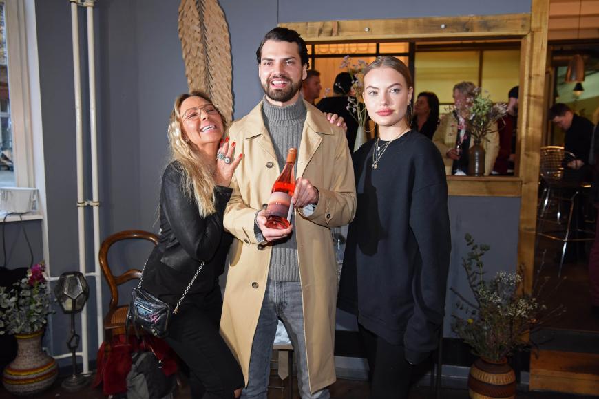 Die dreifache Mutter kann aber nichts so schnell unterkriegen. Ihr größter Halt ist ihre Familie. Mit ihren Kindern Jimi Blue und Cheyenne Ochsenknecht besucht sie auch regelmäßig Events.