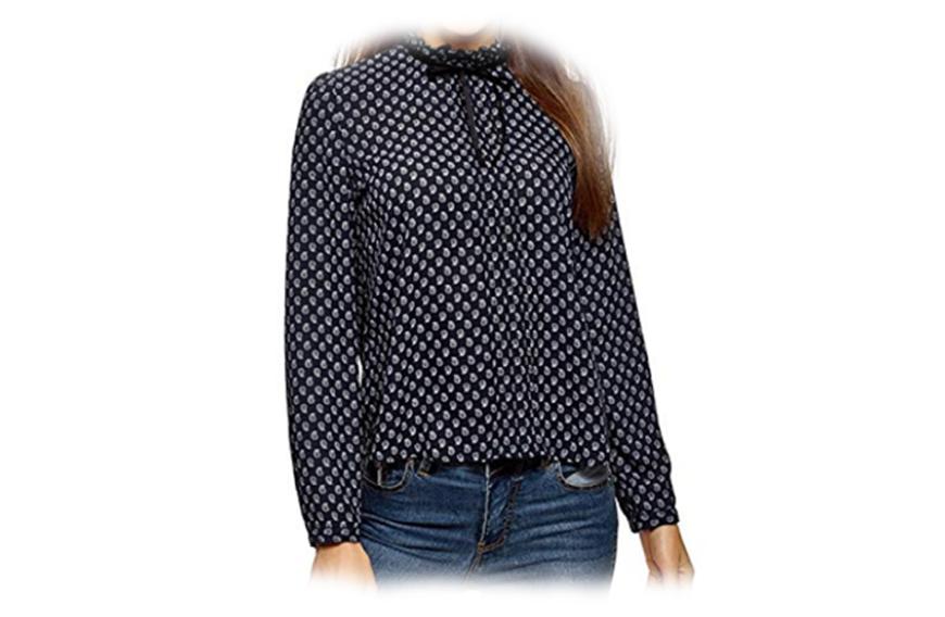 Diese Schluppenbluse der Marke oodji ist ein wahrer Hingucker. Die dezente Schleife passt perfekt zu dem auffälligen Muster, das du am besten mit einem schlichten Rock oder einer simplen Hose kombinierst. Hier findest du den Eyecatcher ab 12 Euro.