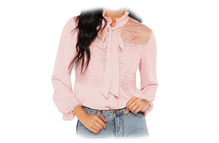 Diese DIDK-Schluppenbluse aus Chiffon mit elegantem Stehkragen und Spitze ist mit ihrem romantischen, verspielten Look perfekt für ein Date oder einen schönen Frühlingsspaziergang im Park. Durch den fallenden Stoff zaubert die Blusen obendrein eine tolle Figur. Hier kannst du sie ab ca. 18 Euro shoppen.
