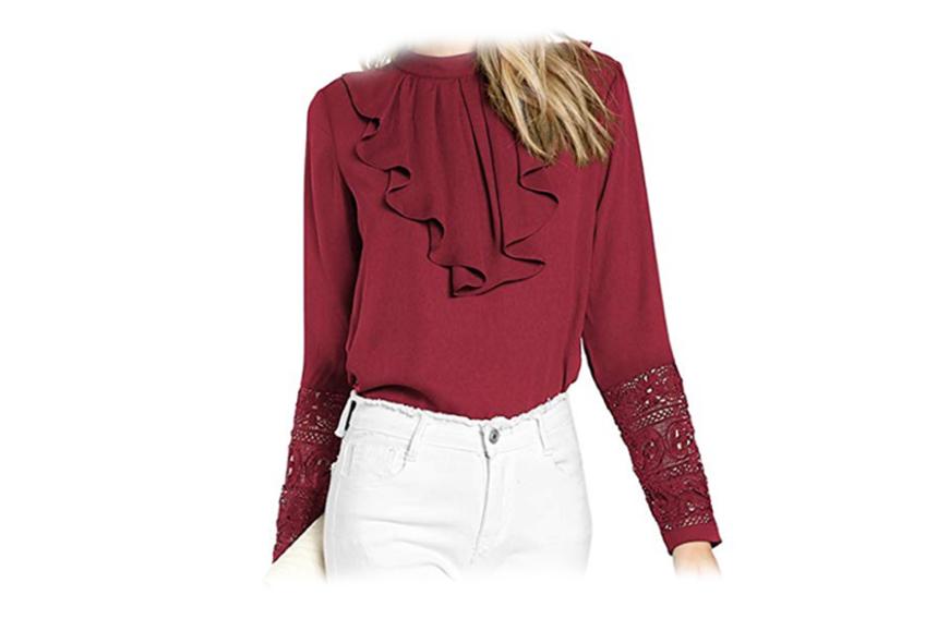 Diese elegante Bluse von DIDK begeistert durch interessante Details wie die große Rüschung oder die Spitze an den Ärmeln. Die figurumspielende Passform ist perfekt für ein gelungenes Business-Outfit oder einen festlichen Look. Hier kannst du das Modell ab ca. 16 Euro shoppen.