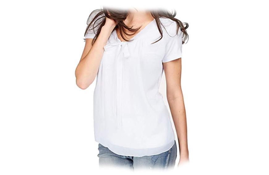Ein Traum in weiß! Die kurzärmlige Bluse aus atmungsaktivem Matreial von ELFIN überzeugt durch den fließenden Stoff und einen lockeren Stil. Hol' sie dir hier ab 16 Euro.