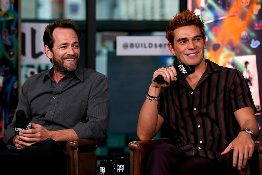 Danach wurde es eine zeitlang ruhiger um Luke Perry. 2017 feierte er jedoch mit der Netflix-Serie “Riverdale“ ein Comeback. Dort spielte er den geheimnisvollen Familienvater Fred Andrews.