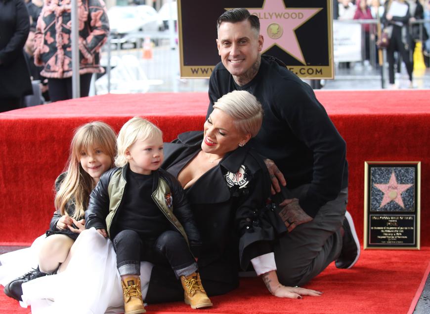 Seit 2006 ist Pink mit dem Motocross-Fahrer Carey Hart verheiratet. Zusammen haben sie Tochter Willow Sage und Sohn Jameson Moon.