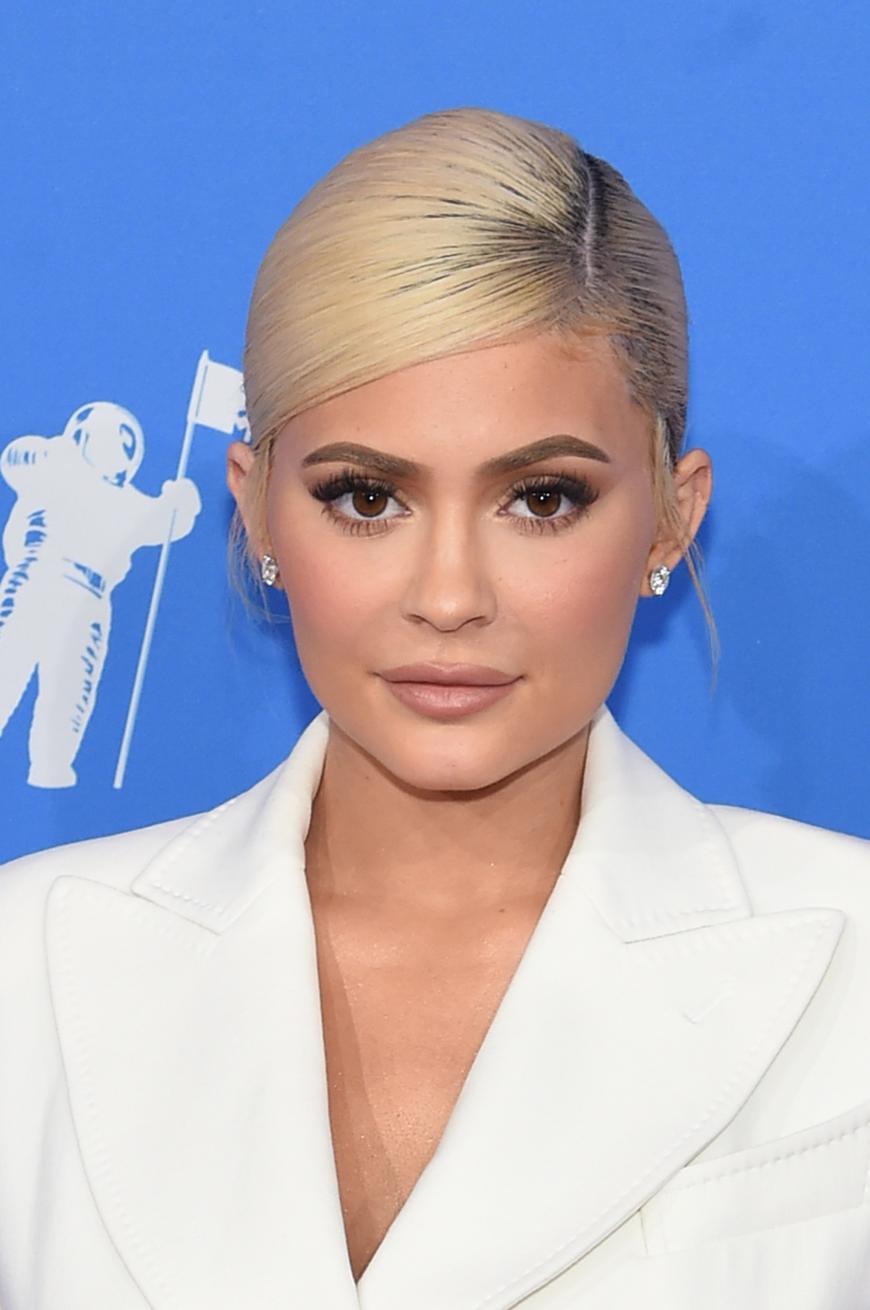 Unternehmerin Kylie Jenner sorgte mit ihrem neuesten Instagram-Post in der Story für Überraschung und Spekulationen bei ihren Followern. Sie trug einen funkelnden Diamant-Ring an ihrem Finger.