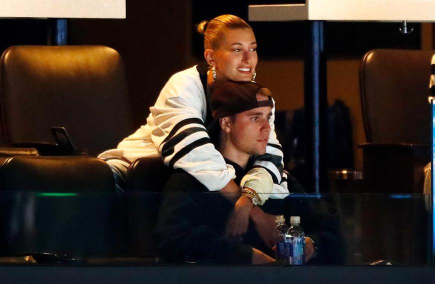 Sie sind so happy! Beim Hockey-Spiel in Boston turtelten die Biebers auf der Tribüne.
