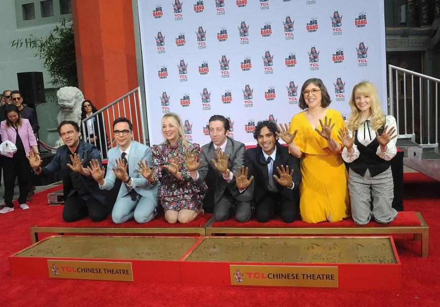 Mitte der Woche war Galecki (l.) zu besonderen Ehren für US-Schauspieler gekommen: Gemeinsam mit weiteren Stars der US-Erfolgsserie hatte er seine Hand- und Fußabdrücke auf dem Hollywood Boulevard hinterlassen.