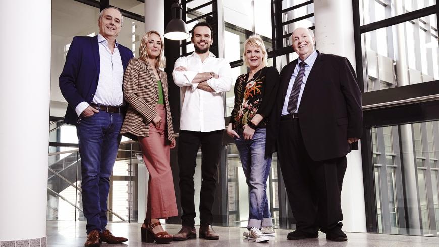 Das neue Team von “Grill den Henssler“: Christian Rach, Mirja Boes und Reiner Calmund sitzen in der Jury; Annie Hoffmann moderiert und Steffen Henssler kocht.