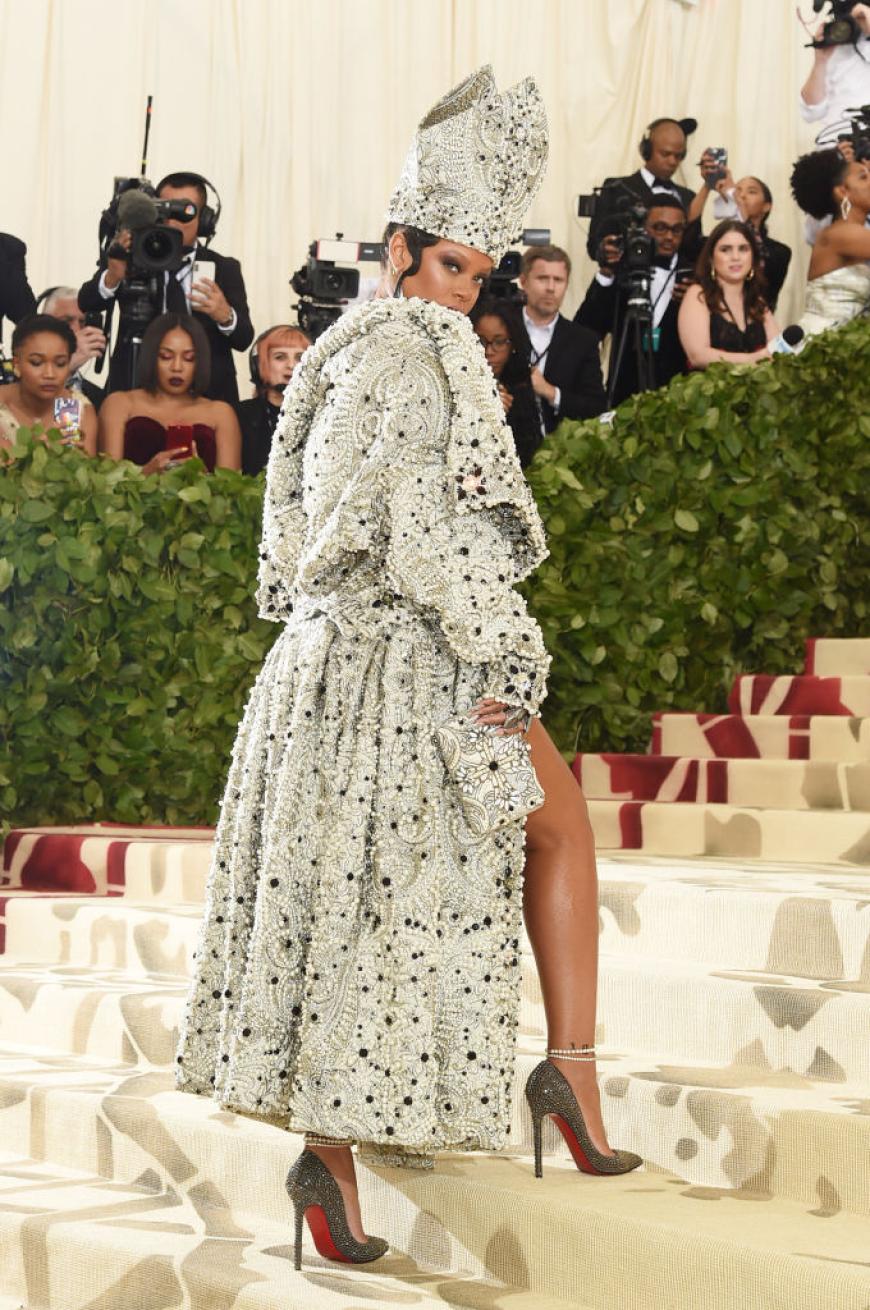 In jedem Jahr lädt Anna Wintour (l.) alle Stars, die Rang und Namen haben (hier zum Beispiel Rihanna), ins Metropolitan Musem of Art ein - aber was steckt hinter dem Event?