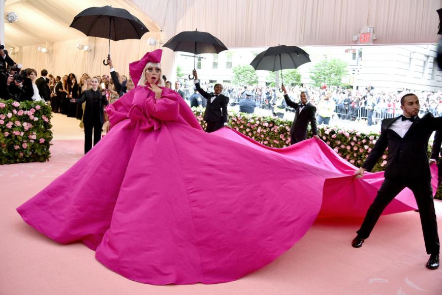 Lady Gaga war eine der Moderatorinnen des Abends und stahl mit ihrem mehrfachen Outfit-Wechsel definitiv allen die Show!