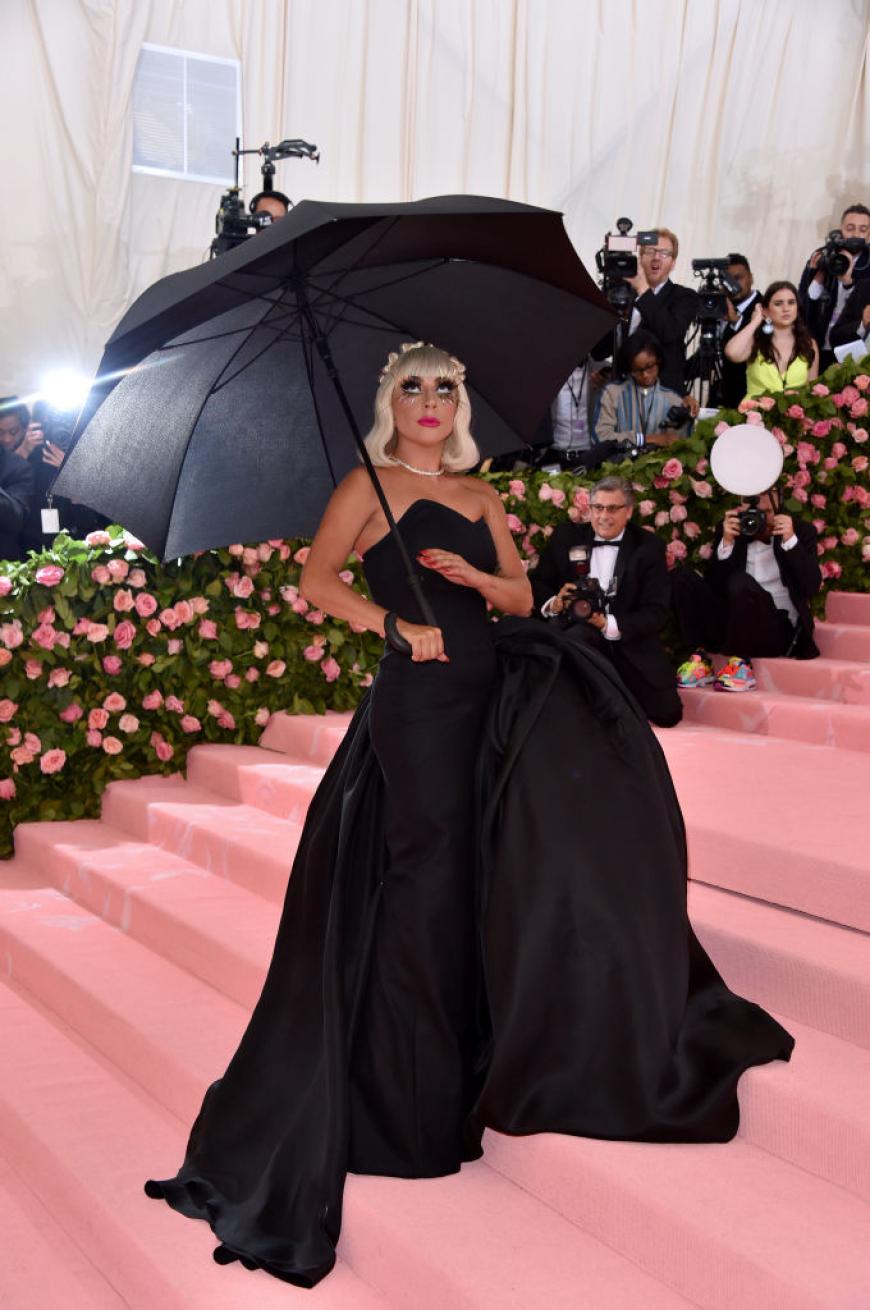 Ihre riesige pinke Robe warf sie nach kurzer Zeit ab - darunter zum Vorschein kam ein schwarzes Dress.