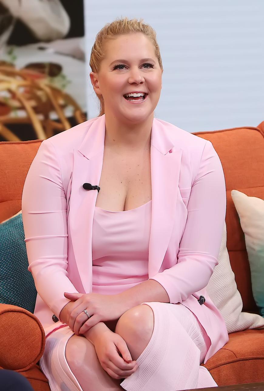 Amy Schumer ist zum ersten Mal Mutter geworden. Das kündigte die US-Komikerin mit einem Foto auf Instagram an.