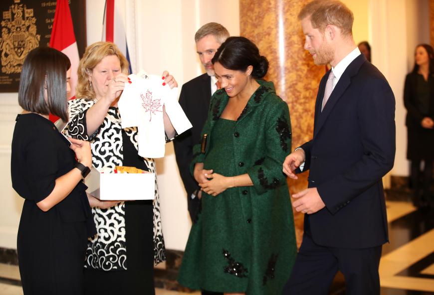 Für Baby Sussex gab es bereits vor der Geburt jede Menge Geschenke. Im Canada House wurde Herzogin Meghan und Prinz Harry ein Strampler mit Ahornblatt-Motiv überreicht.