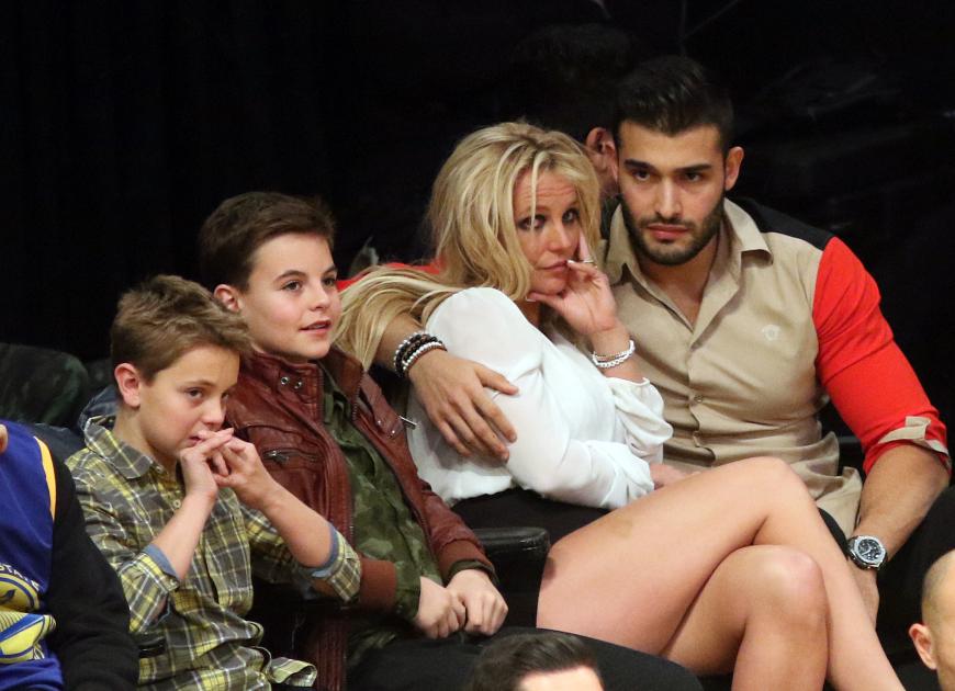 Sam Asghari versucht seine Freundin zu unterstützen so gut es geht. “Es ist keine Schwäche, es ist ein Zeichen absoluter Stärke. Die Leute sollten davon nur inspiriert sein. Ich bin es zumindest“, schrieb er bei Instagram.