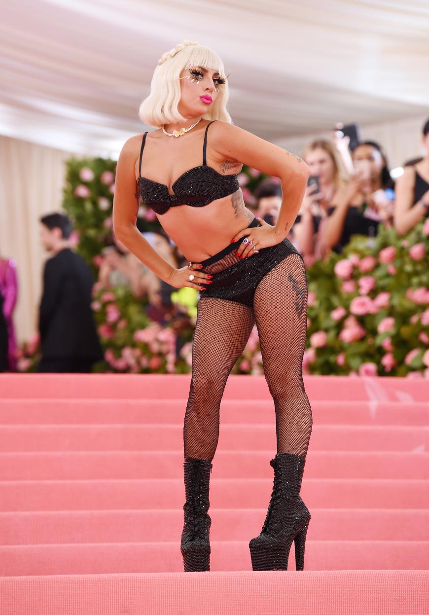 Lady Gaga wie sie leibt und lebt! Eigentlich hatte sich der Style des Mega-Stars über die Jahre total verändert, aber das erinnert uns doch stark an 2011. Auf diesem Fashion-Event zeigt aber nun mal jeder Promi gerne, was er hat!