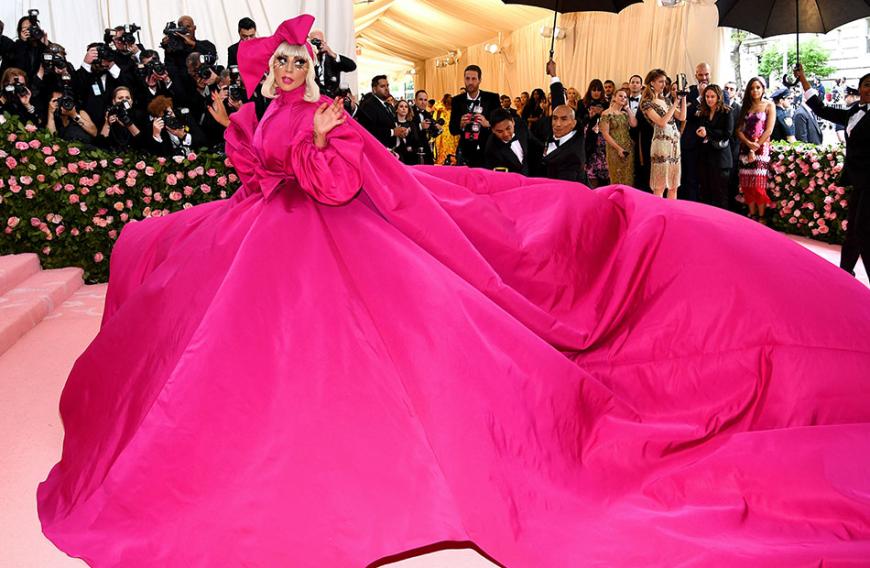 Auf der Met Gala 2019 legte Lady Gaga einen unglaublichen Auftritt hin und begeisterte nicht nur mit einem Outfit. Sie startete mit dieser riesigen pinken Robe und zog damit alle Blicke auf sich.