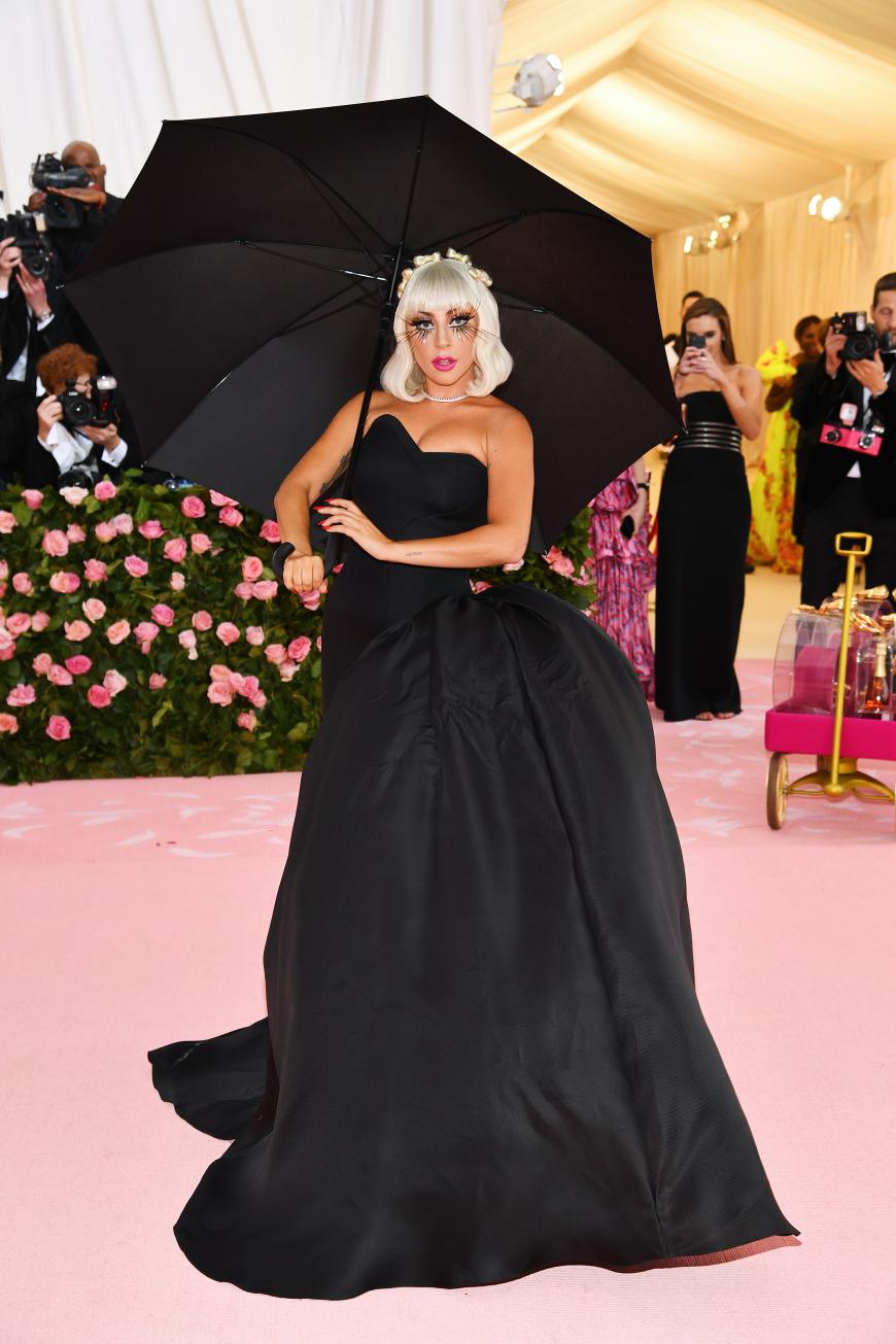 Unter ihrer pinken Robe trug der Pop-Star dieses edle schwarze Kleid. Hier war der Hingucker allerdings der große schwarze Regenschirm mit dem die Sängerin ihr Outfit