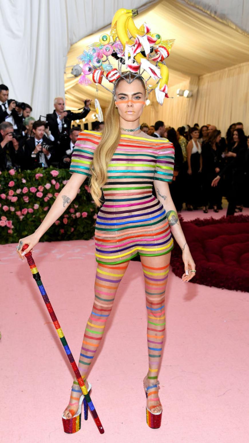Model Cara Delevingne überraschte in einem sehr farbenfrohen Oufit.