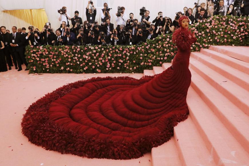 Wie in den Jahren zuvor trug Rapperin Cardi B erneut eine der extravagantesten Roben der Gala.