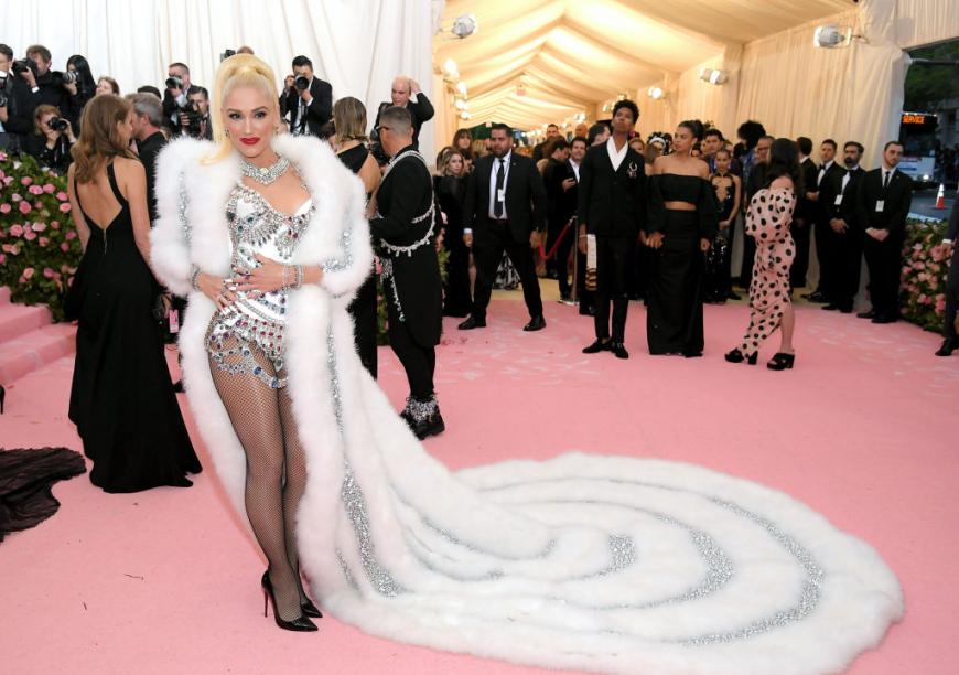 Ob sich Gwen Stefani bei ihrem Outfit von Cruella De Vil hat inspirieren lassen?