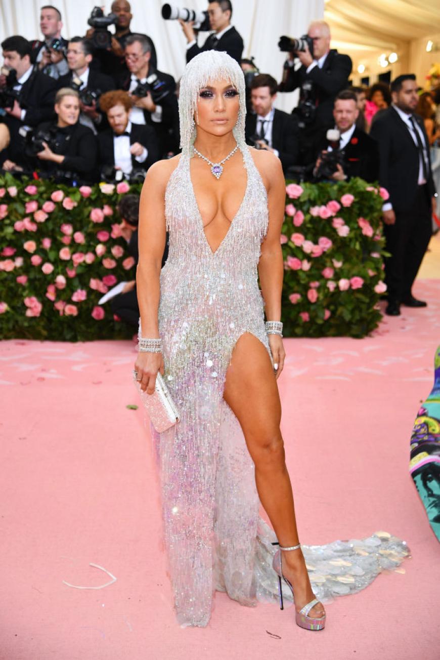 Das Outfit von Jennifer Lopez erinnerte uns ein bisschen an eine Art Bade-Robe - mit extra viel Glitzer.