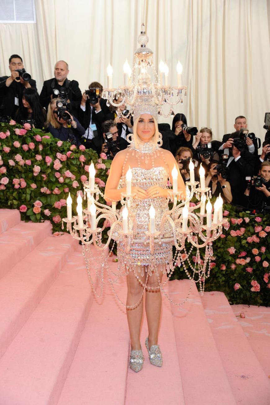 Katy Perry lief als Kronleuchter über den Red Carpet.