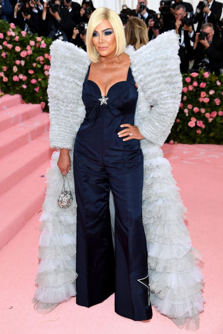 Mutter Kris Jenner begleitete ihre drei Töchter und überraschte mit einem blonden Bob.