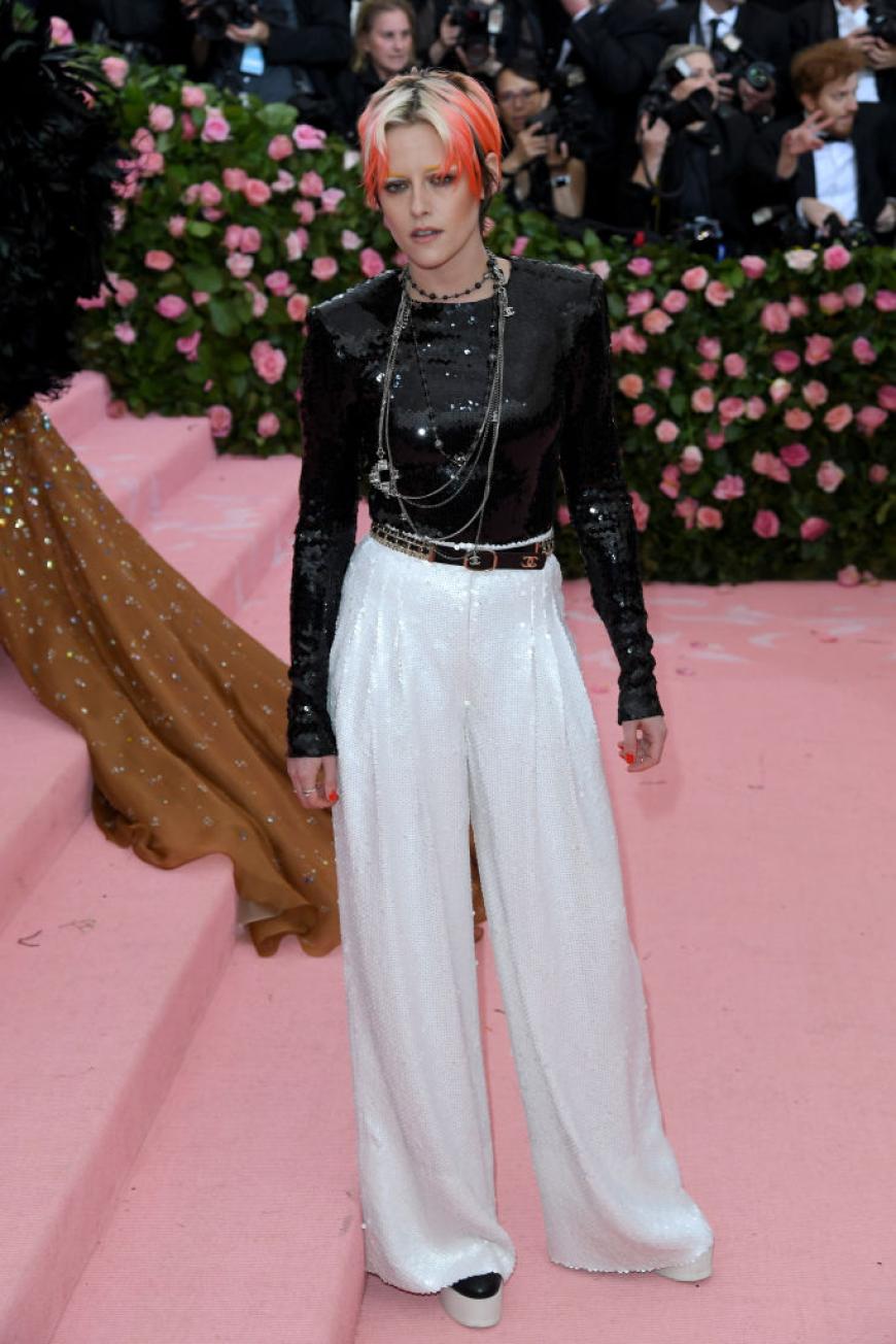 Kristen Stewart setzte auf ganz viele Pailletten und bunte Haare.