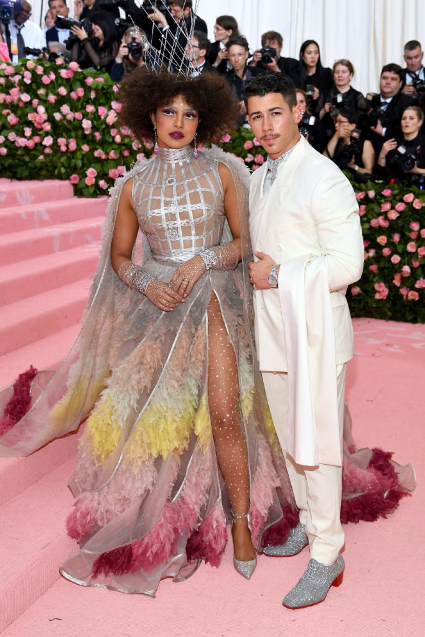 Priyanka Chopra und Nick Jonas liefen das erste Mal als Ehepaar über den Red Carpet. Das machte sich auch bei ihren Outfits bemerkbar.