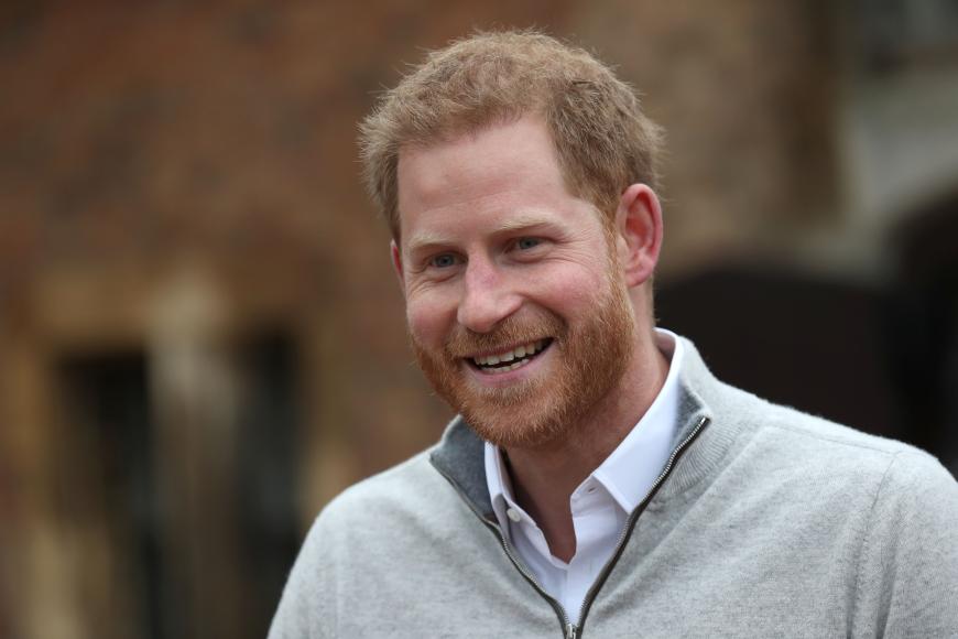 Die Freude steht ihm ins Gesicht geschrieben: Prinz Harry ist überglücklich, über die Geburt seines Sohnes. “Dieses kleine Wesen ist einfach unwiderstehlich, ich bin hin und weg. Die unglaublichste Erfahrung, die ich mir jemals vorstellen konnte“, erklärte er.