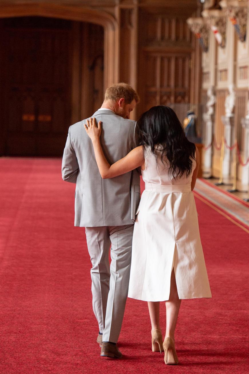 Nach wenigen Minuten verabschiedeten sich Harry und Meghan und verließen Arm in Arm mit ihrem Sohnemann die Kirche.