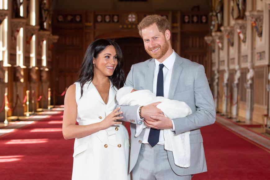 Meghan trug beim Fototermin ein Kleid und sah darin einfach bezaubernd aus!