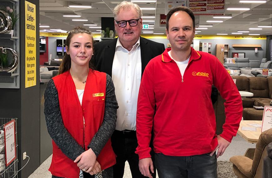 V.l.n.r. Auszubildende Leyla Stehmeier, Markleiter Oliver Siegel und Trainee Martkleiter Ronald Groenert. 