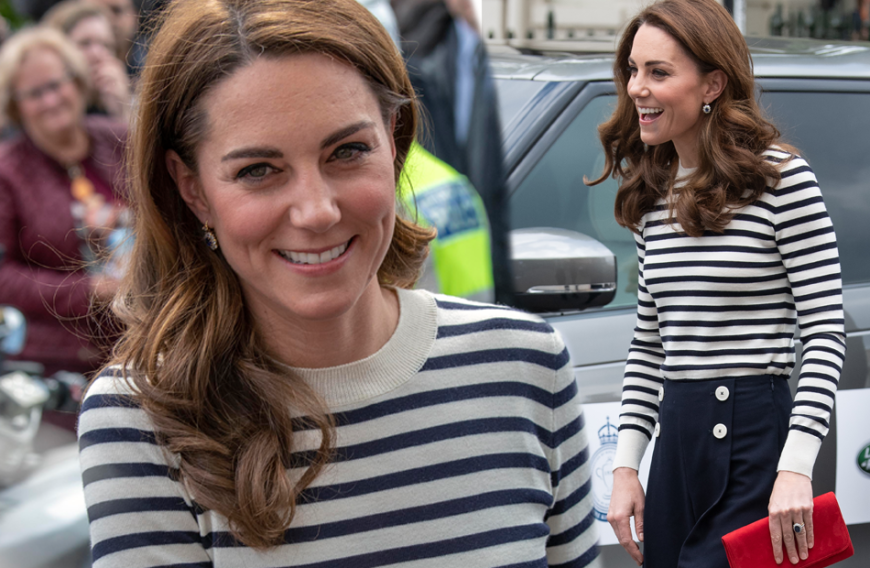 Ready to sail! Während ein Onlineshop ausgerechnet hat, dass die Schwangerschafts-Looks von Schwägerin Meghan um die 530.000 Euro gekostet haben dürften, macht Kate am Tag nach der Geburt von Baby Sussex mit einem erschwinglichen Outfit von sich reden. Die Herzogin von Cambridge trägt beim Launch der King's Cup Regatta in London ein blau-weiß-gestreiftes Breton-Shirt und eine dunkelblaue High-Waist-Hose von L.K. Bennett. Den stimmigen Look kombiniert Catherine mit einer roten Clutch.