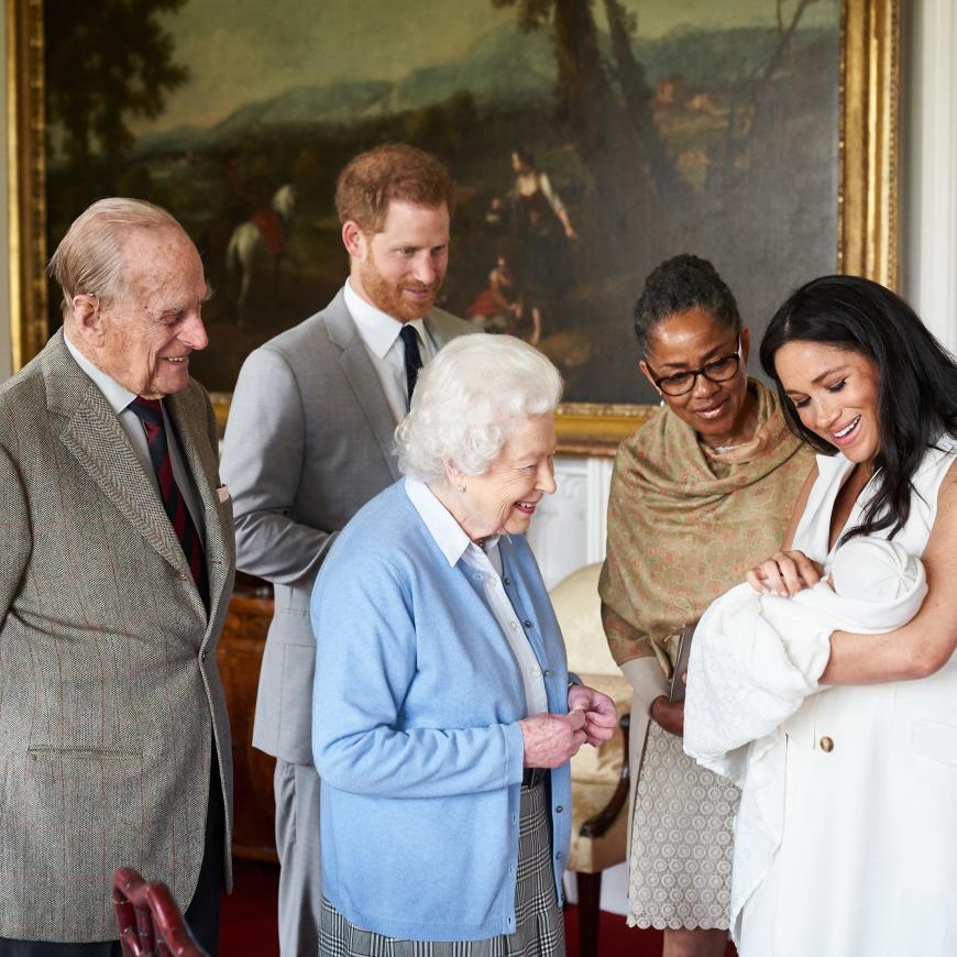 Archie wird in die Royal Family aufgenommen! Die Queen und Prinz Philip lernen ihren Urenkel kennen. Auch Meghans Mutter Doria ist dabei.