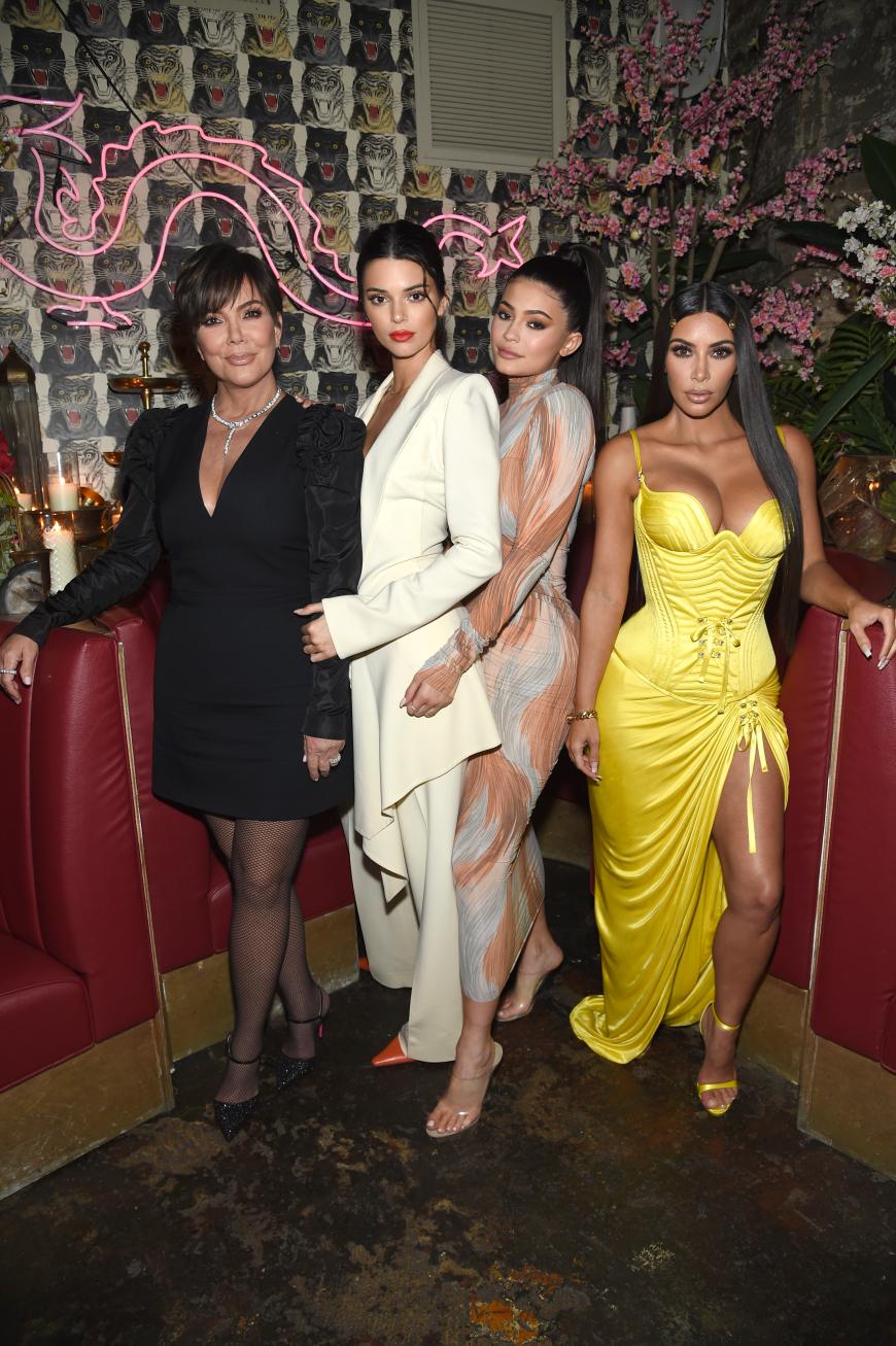 ... während ihre mittlerweile nicht minder berühmten Töchter Kylie (2.v.r.) und Kendall Jenner (2.v.l.) aus der Ehe mit Bruce Jenner (nun Caitlyn Jenner) hervorgingen.