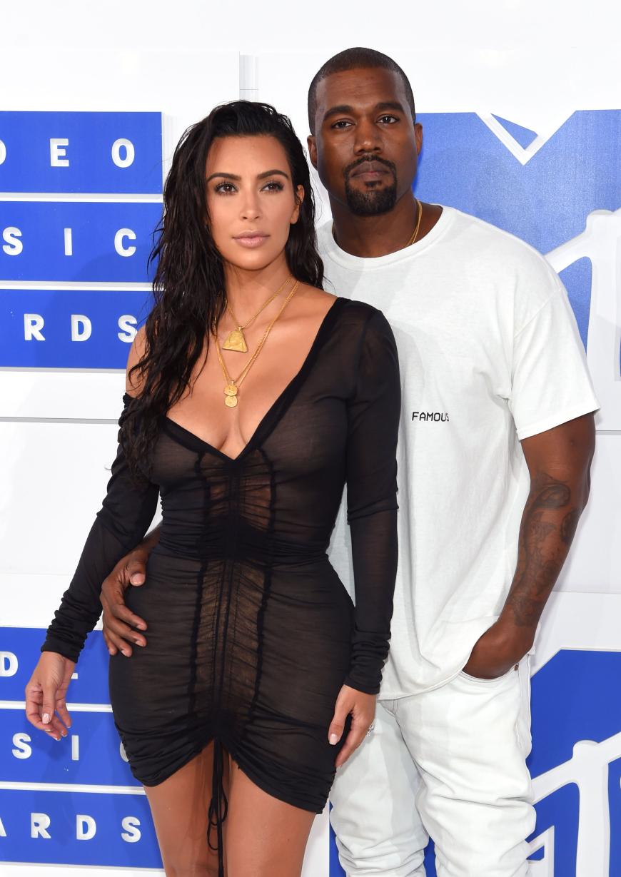 Es gibt Nachwuchs im Hause Kardashian: Kim und ihr Mann Kanye West sind stolze Eltern eines kleinen Sohnes.