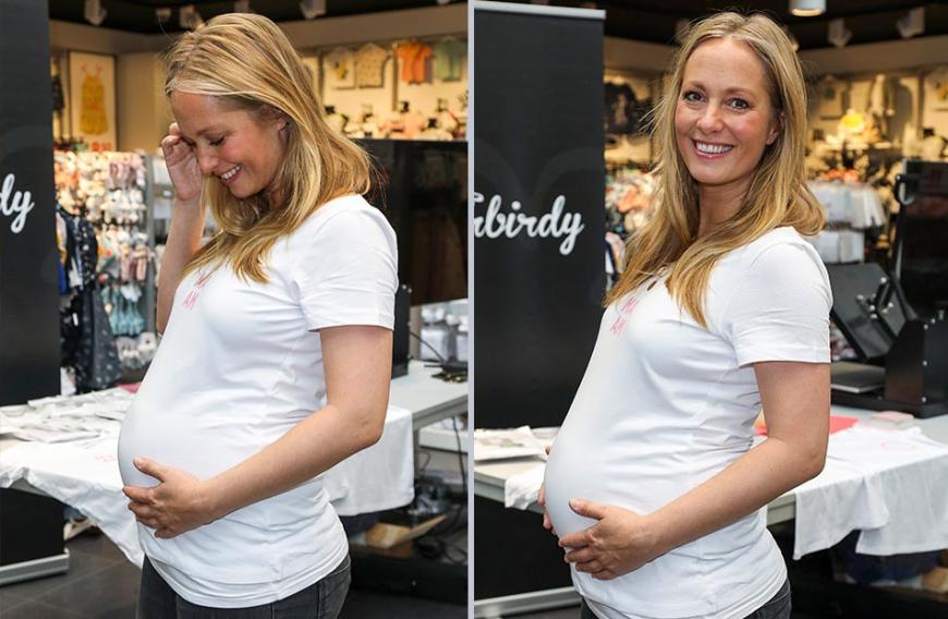 Angela Finger-Erben hat den Schwanger-Glow! Die Blondine kommt bei einem Event in Köln aus dem Strahlen nicht mehr heraus. Die RTL-Moderatorin erwartet ihr zweites Baby und ist auf diesen Bildern im sechsten Monat schwanger.