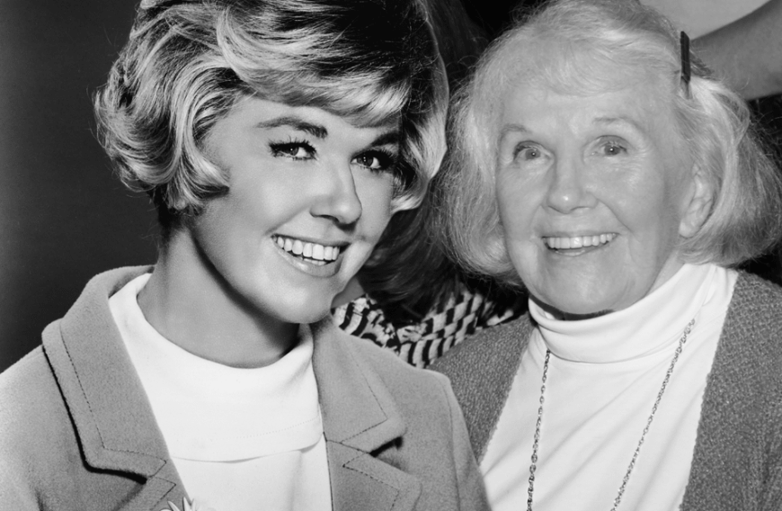 Trauer um Schauspiel-Ikone und Sängerin Doris Day: Wie ihre Stifung mitteilt, ist die Hollywood-Legende im Alter von 97 Jahren gestorben. Doris Day sei „für ihr Alter in bester gesundheitlicher Verfassung gewesen, bis sie kürzlich an einer schweren Lungenentzündung erkrankte“. Besonders in den 50er und 60er Jahren feierte Day große Erfolge, etwa mit dem Hitchcock-Klassiker