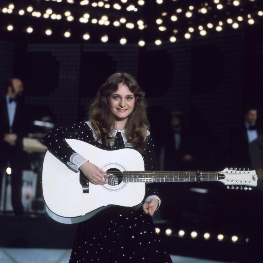 Die einzige weitere Gewinnerin aus Deutschland war die Schlagersängerin Nicole. 1982 sang sie sich mit dem Lied “Ein bißchen Frieden“ auf Platz 1.