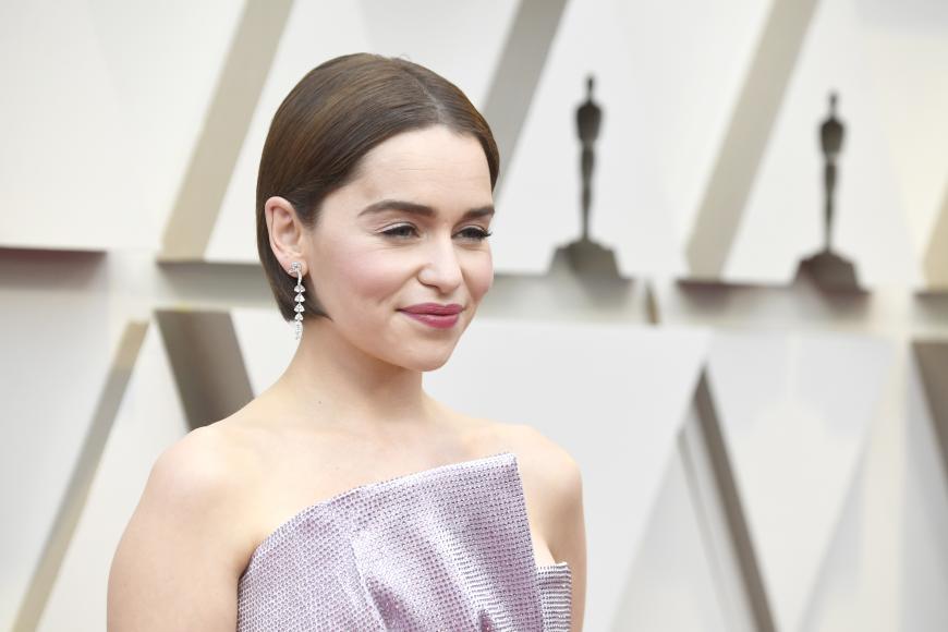 So sieht Emilia Clarke eigentlich aus: Unter ihrer Perücke muss sie ihre braunen Haare verstecken.
