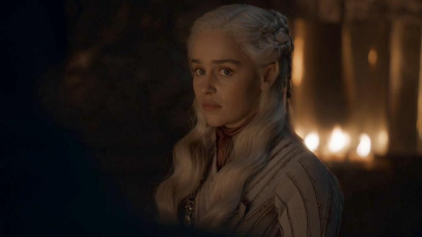 So lieben die Fans Emilia Clarke: Mit weißblonden Zöpfen in ihrer Rolle als Daenerys Targaryen.