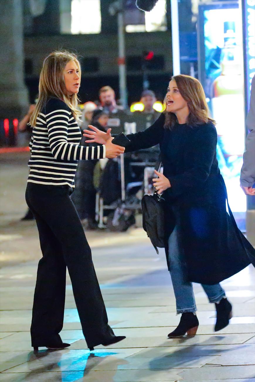 Was ist denn hier los? Kürzlich wurden die beiden Schauspielerinnen Jennifer Aniston (l.) und Reese Witherspoon streitend und total aufgebracht in New York gesehen. Aber keine Angst! Die beiden traten dort glücklichlicherweise nur für die neue Serie