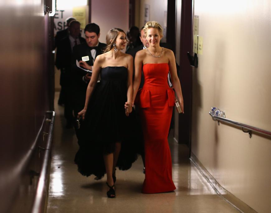 Kennengelernt hat der Hollywood-Star ihren Verloben übrigens über Laura Simpson (l.), die beste Freundin von Jennifer.