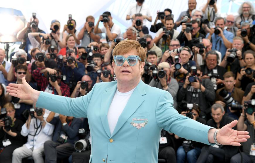 ... I'm still standing! Musik-Legende Elton John begeistert die Fotografen mit einem hellblauen Anzug und passender Brille. Der 72-Jährige präsentiert an der Croisette seine Filmbiografie