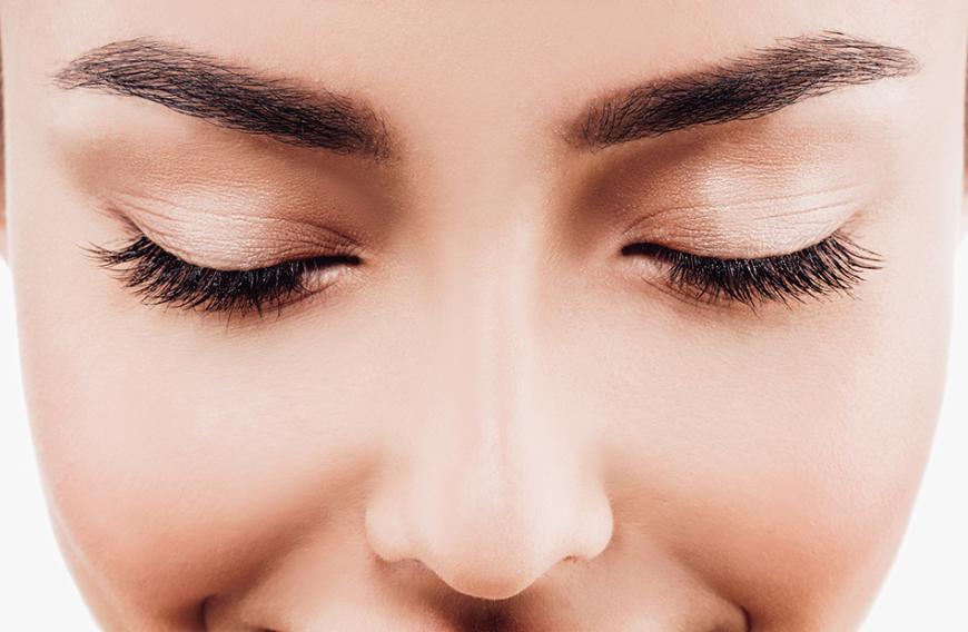 Du hättest gerne von Natur aus Wow-Wimpern? Dann gibt es eine tolle Lösung: Wimpernseren!