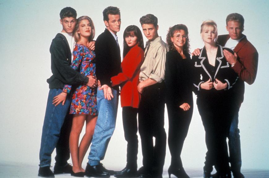 Neben Doherty (roter Pullover) sind die Original-Darsteller Jason Priestley (l.), Tori Spelling, Gabrielle Carteris, Jennie Garth, Ian Ziering und Brian Austin Green dabei.