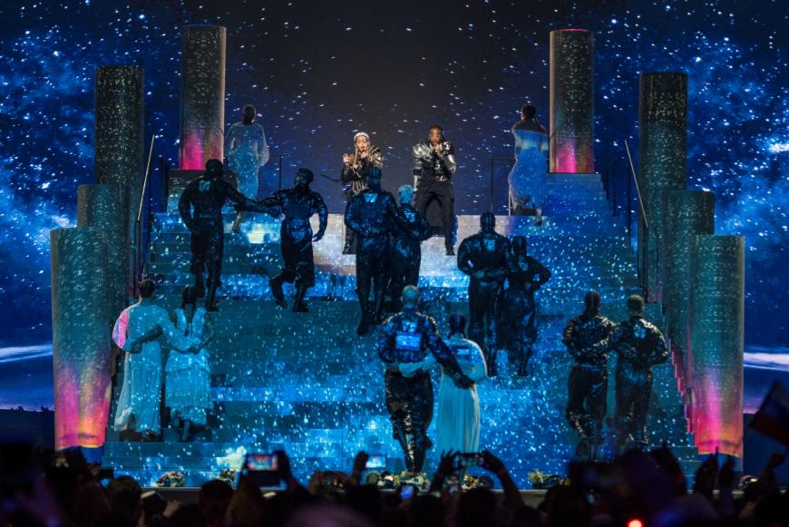 Für Aufregung sorgte Madonna außerdem mit einem politischen Statement.Beim Auftritt des Weltstars trugen zwei ihrer Tänzer jeweils eine israelische Flagge und eine palästinensische Fahne auf ihrem Rücken.