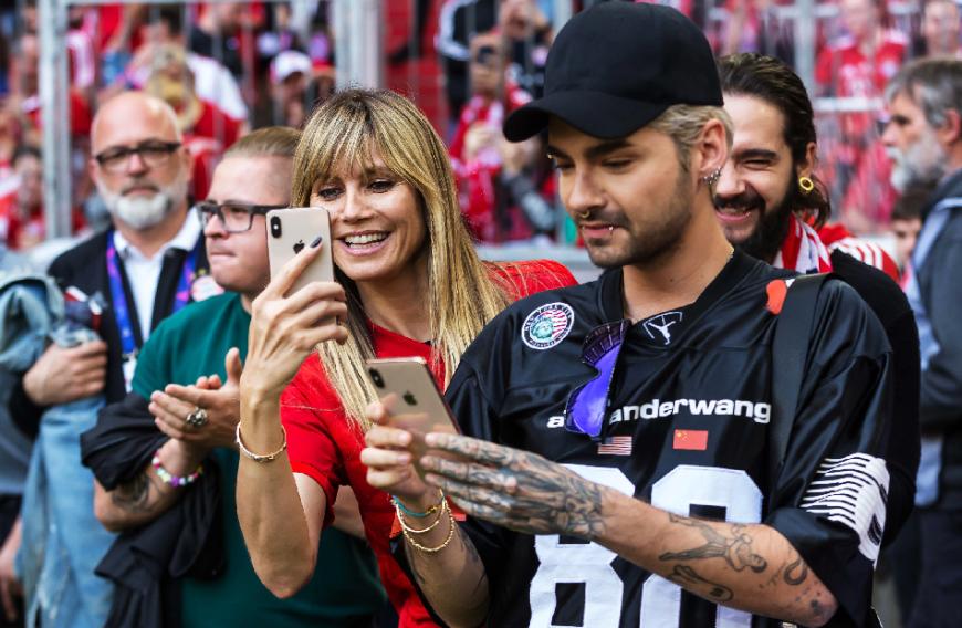 Eifrig filmte das Model alles für ihre Instagram-Follower mit und freute sich sichtlich über den Sieg der Fußballer.