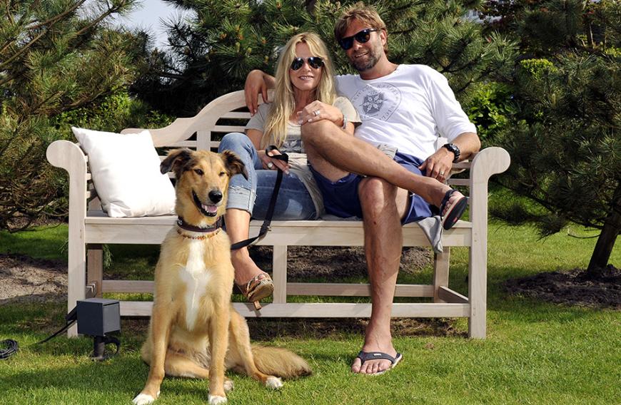 Mit seiner Frau Ulla und Hündin Emma lebt Jürgen Klopp in einem Vorort Liverpools.