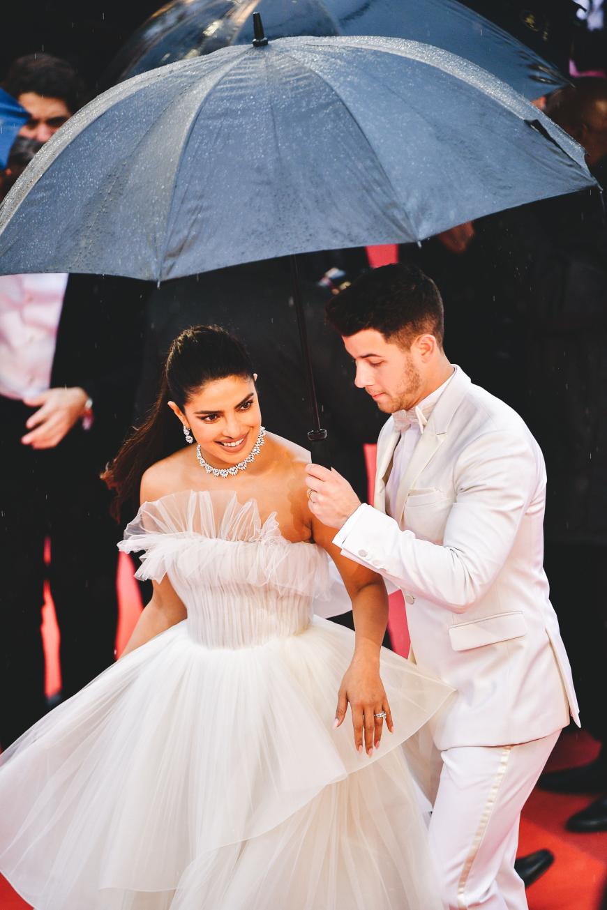 Das sieht ja fast so aus, als hätten die beiden in Cannes noch einmal geheiratet: Priyanka Chopra und Nick Jonas. Der Musiker trug einen Anzug von Berluti.